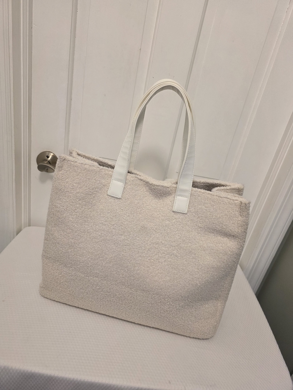 BTB Los Angeles Cream Heart-Pearl Large Tote Bag, Plush Sherpa Material - Picture 6 of 14